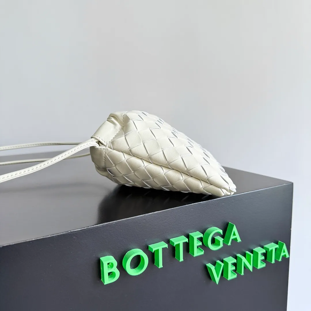 Batch 1400 BOTTEGA VENETA DUSTBAG mini size is officially launched📣📣. It still continues the classic weaving process. The lazy and casual feeling presented by the drawstring pockets is not too suitable for summer. The small back body is light and convenient. It is enough to carry lipstick and tissues when going out every day. It is not easy to make mistakes with any clothes. The shoulder strap has a buckle and pull-out design, which can be adjusted to unlock multiple carrying methods. Style number: 816987 Size: 21*16.6*1cm
